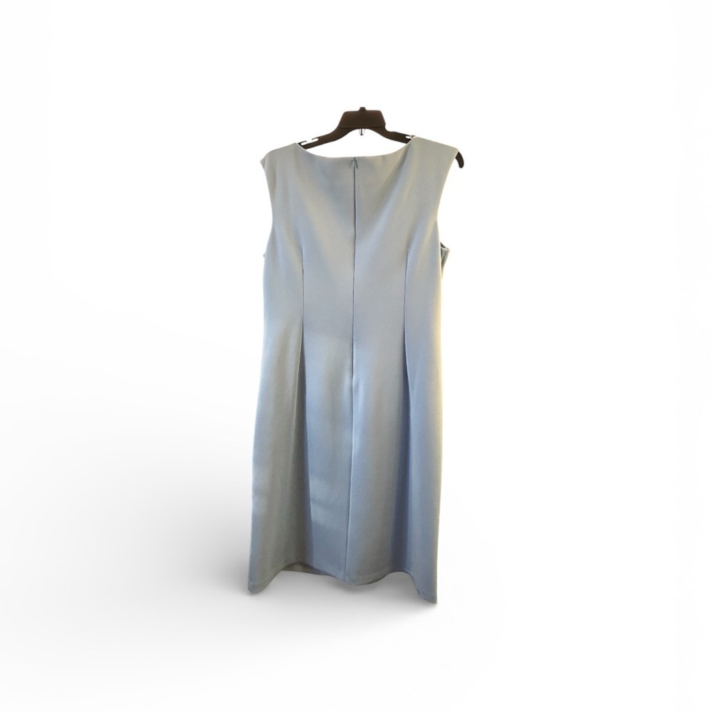 Chic Sleeveless Blue Dress with Floral Accent - Picture 2 of 6